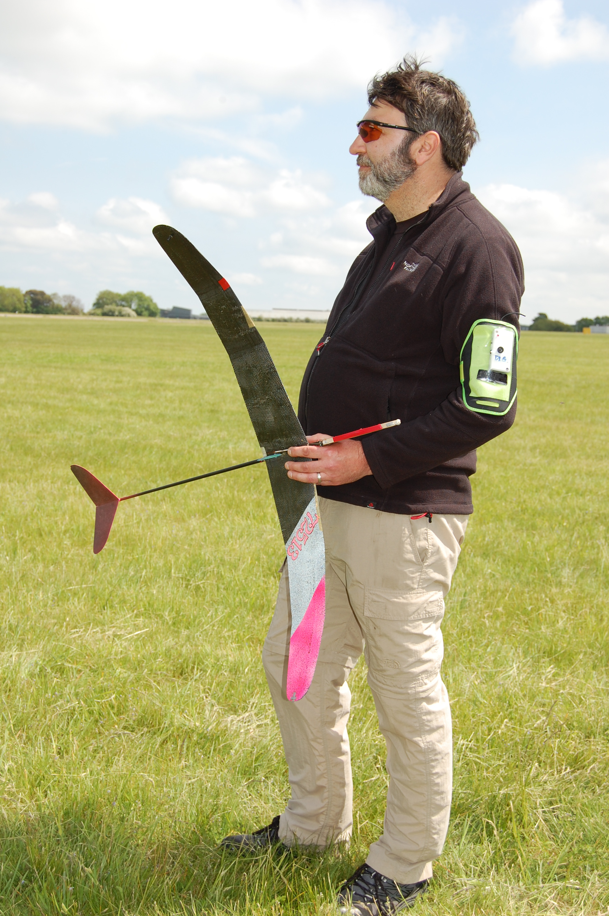 rk Benns with his tip-launched HLG.  Black wing is probably Carbon surfaced 