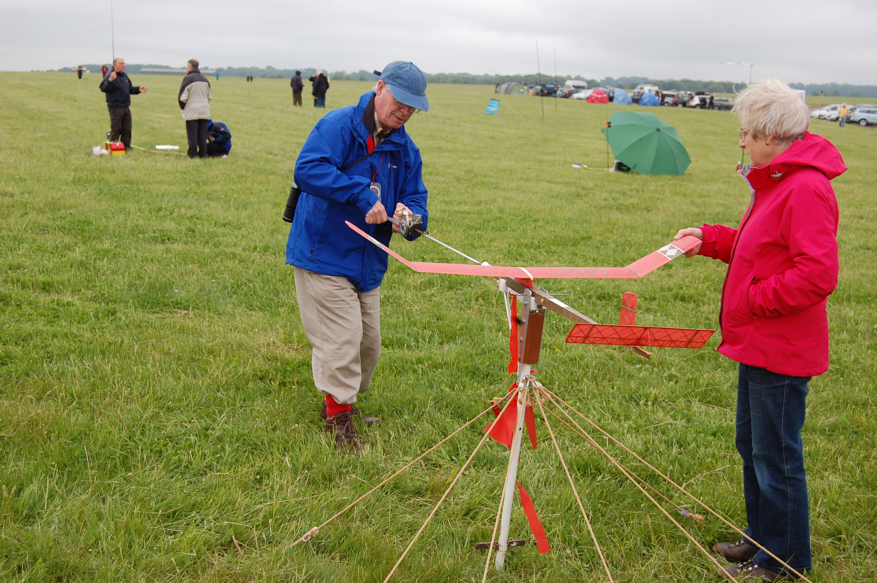 Mike Marshall winding with over-braced ‘stooge’. His wife holds the prop.